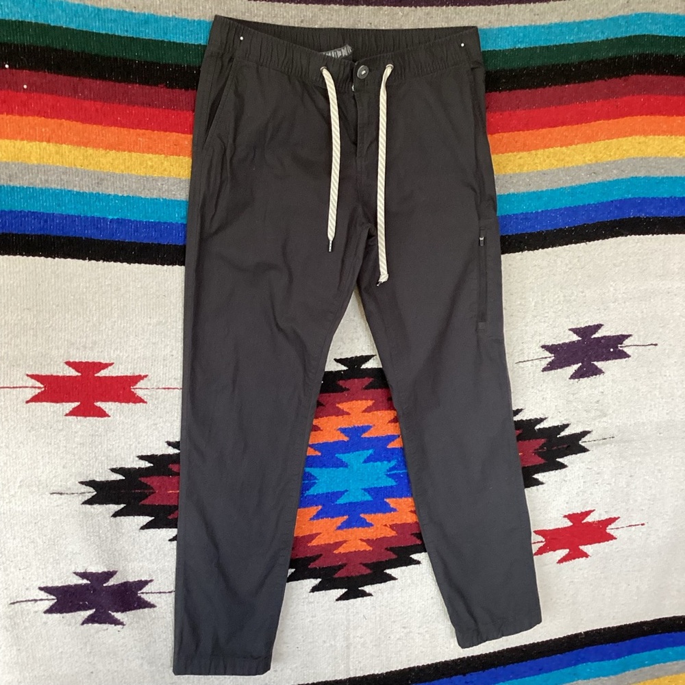 Vuori Women’s Ripstop pants outdoors